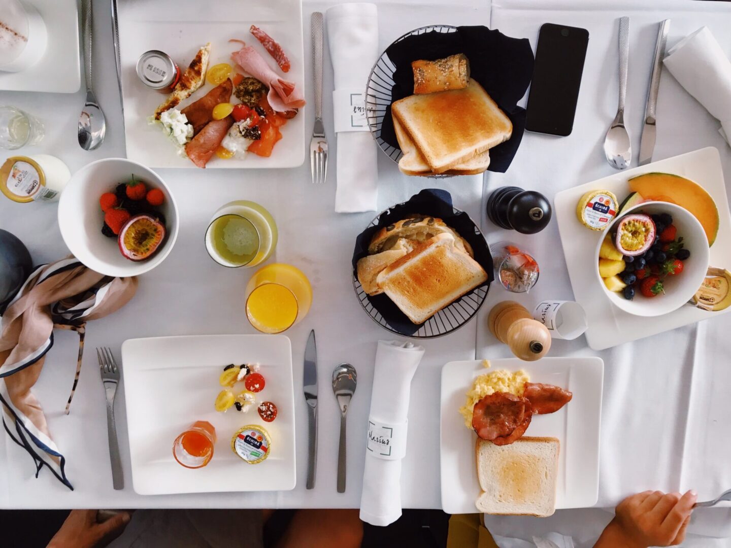 A table full of food and drinks on a table.